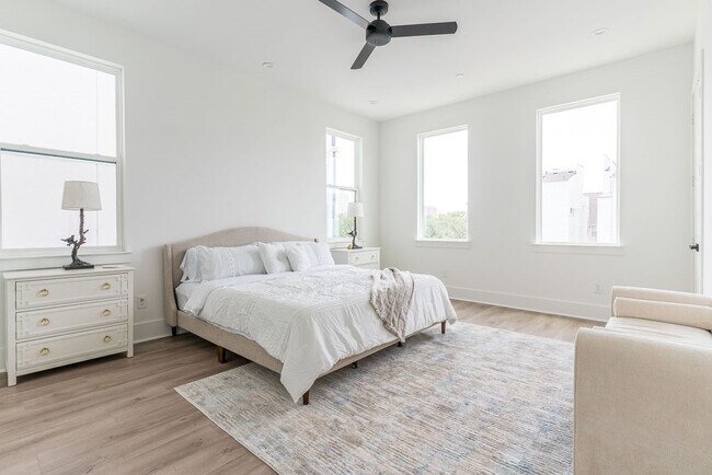 Building Photo - 5703 Dolores St