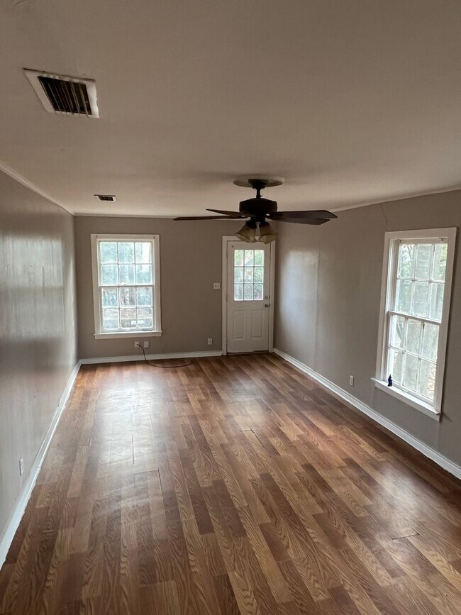 Foto del edificio - 3 Bedroom ready to go with Central Air and...