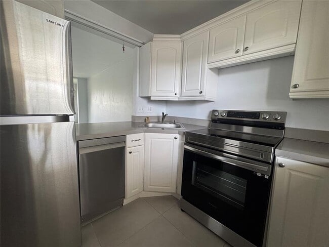 Building Photo - 9235 Lagoon Pl