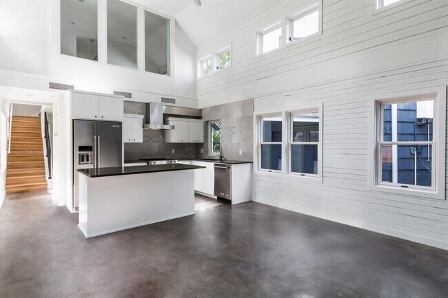 Building Photo - 3005 Bryker Dr
