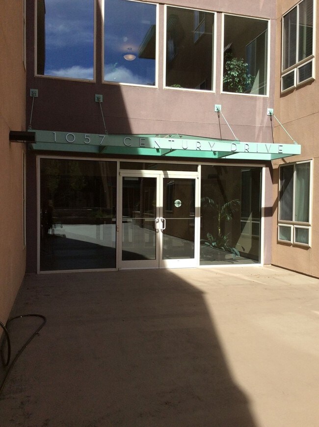 Building Photo - 1057 W Century Dr