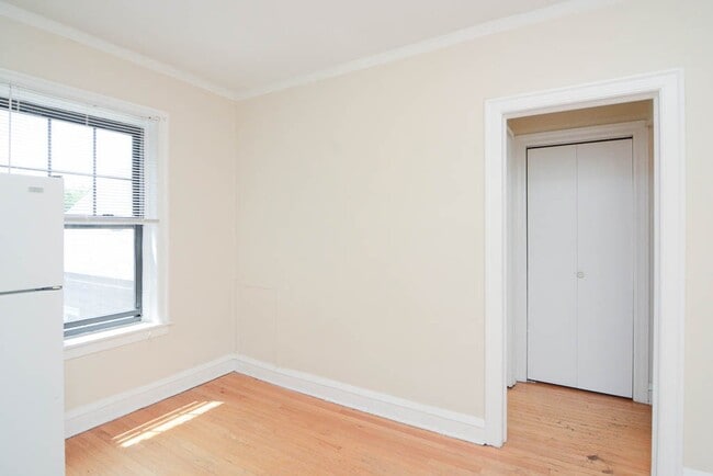 Building Photo - 1108 W Wellington Ave