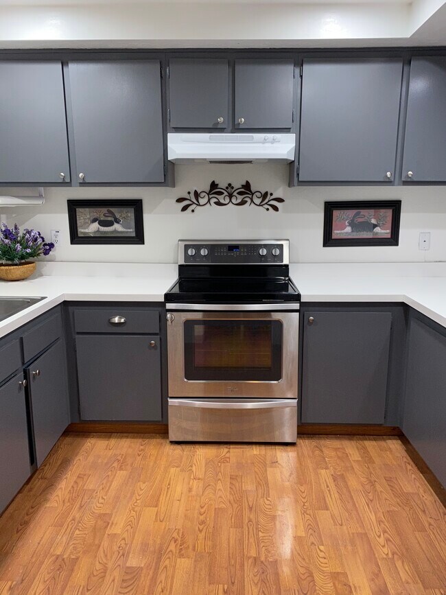 Building Photo - 1387 Pinehurst Sq