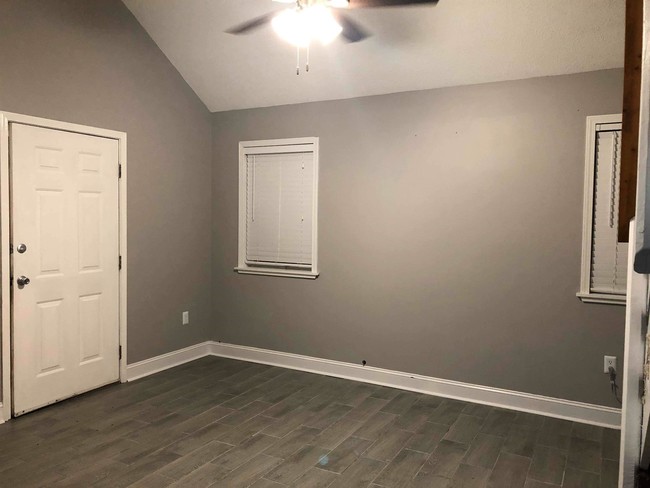 Foto del edificio - 724 Strickland Cir