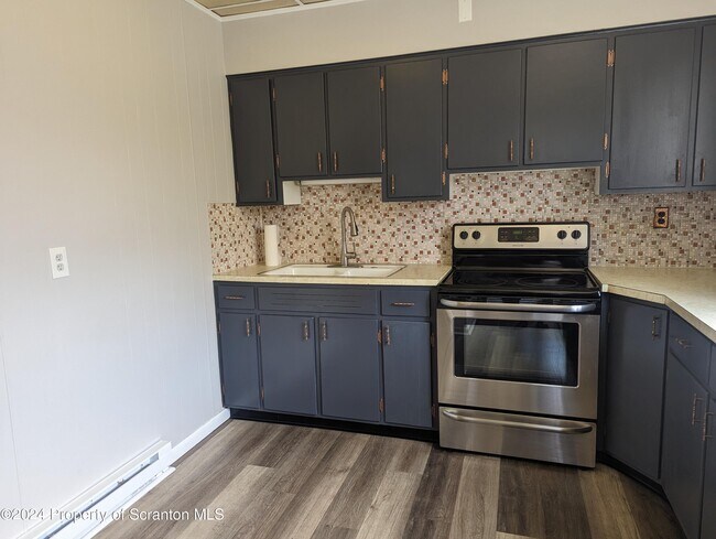 Building Photo - 828 Cedar Ave