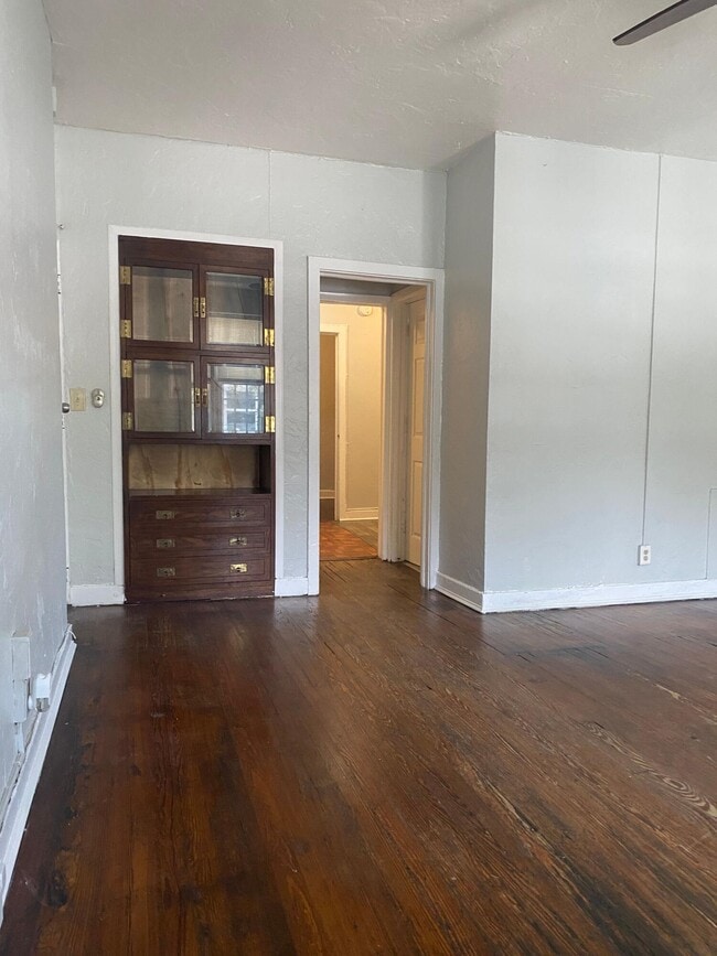 Building Photo - 523 24th St