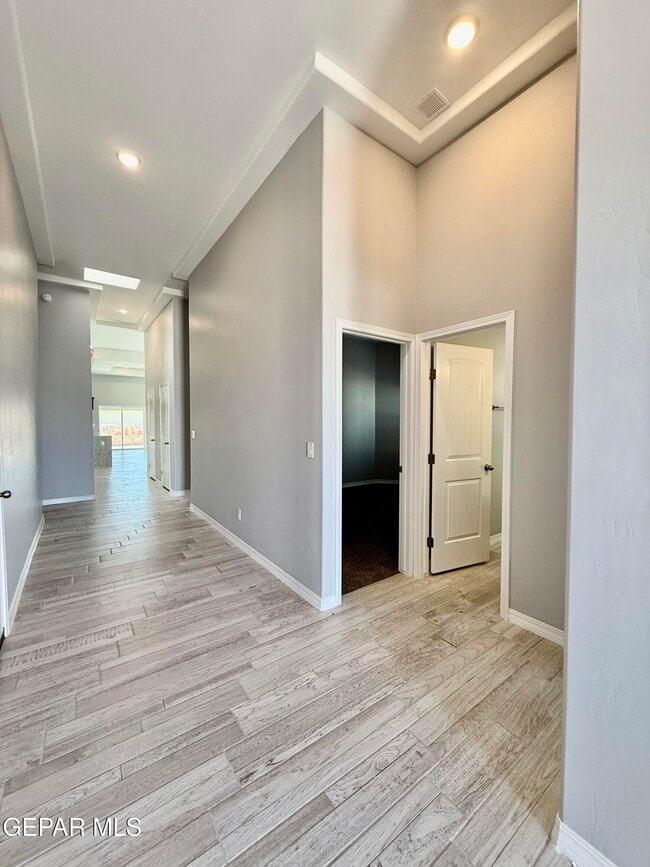 Foto del edificio - 15136 Ambition Ave