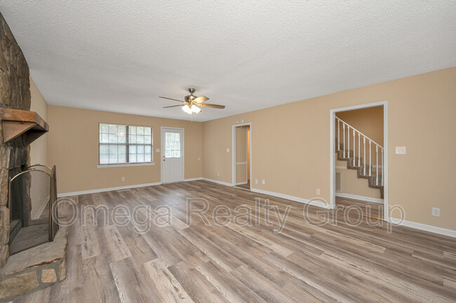 Building Photo - 1309 Louise Dr SE