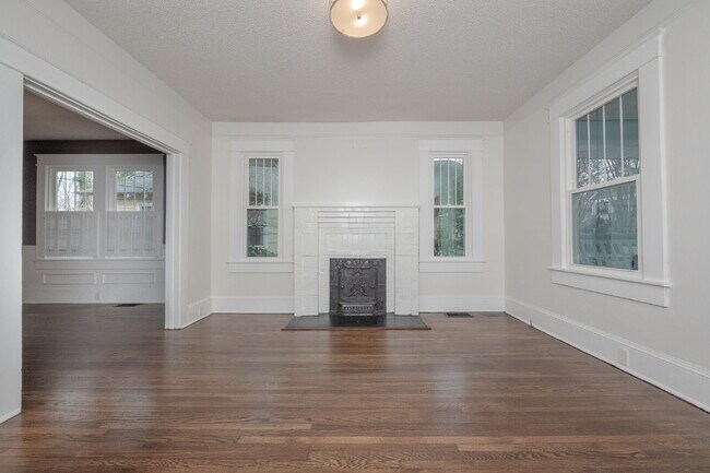 Foto del edificio - Beautiful 3-Bedroom, 2-Bath Bungalow with ...