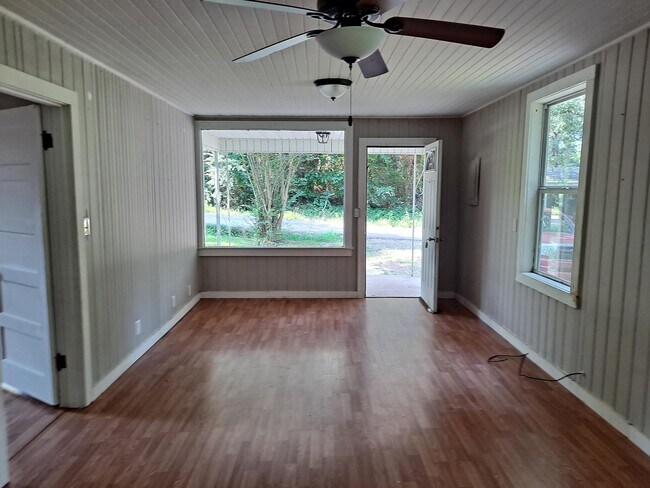 Building Photo - 111 E Country Club Rd