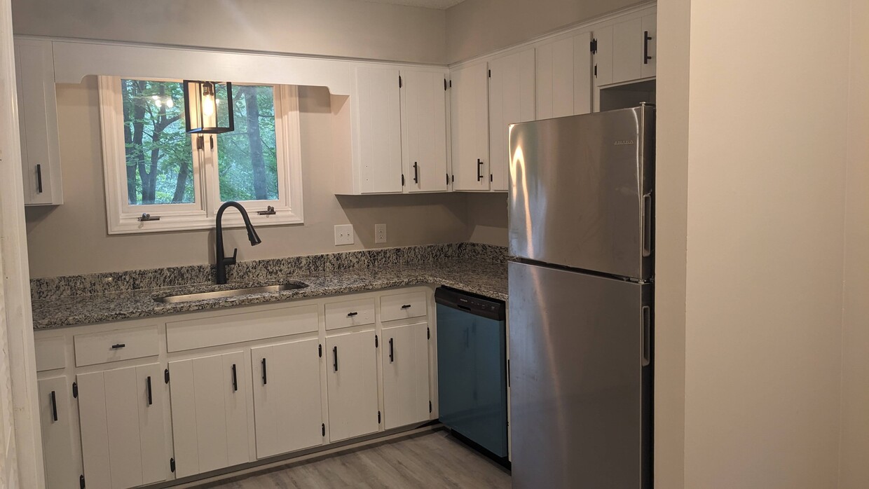 New stainless steel appliances, hardware, granite etc. - 4113 Arckelton Dr