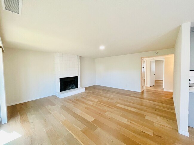 Foto del edificio - Beautifully Updated 3 Bed 2 Bath Condo W/ ...