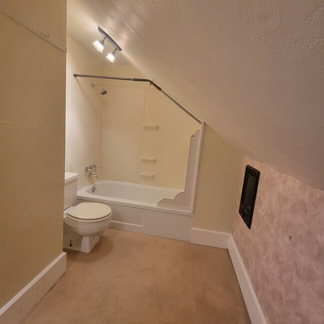 Building Photo - 915 High St