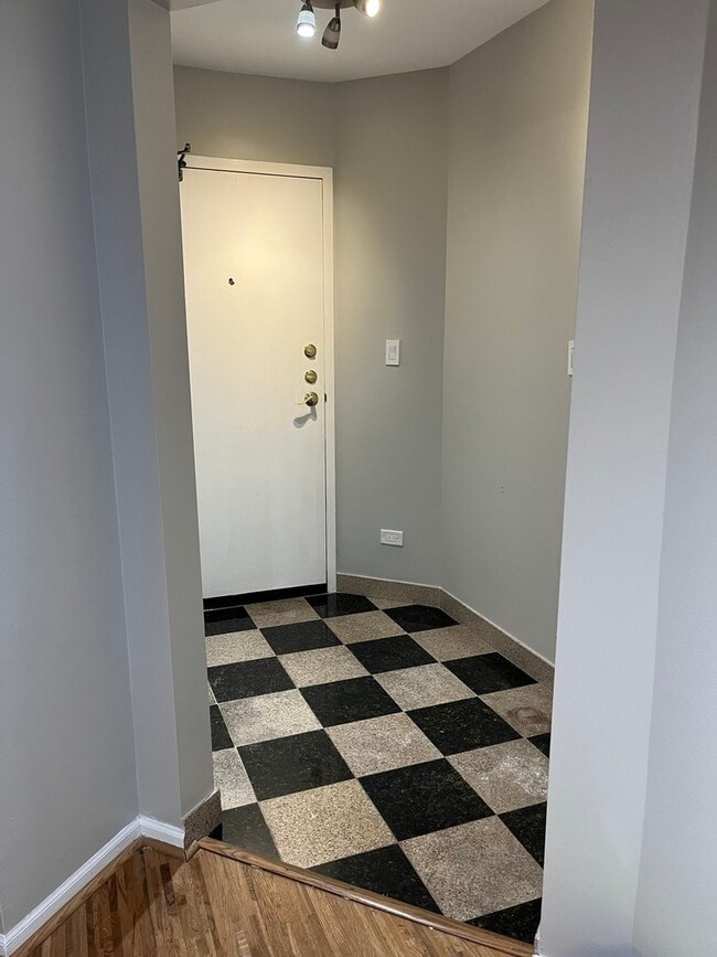 Foto del edificio - 131 Crestwood Ct