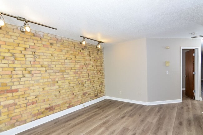 Interior Photo - 1400–1408 Spruce Pl – Oak Grove Downtown