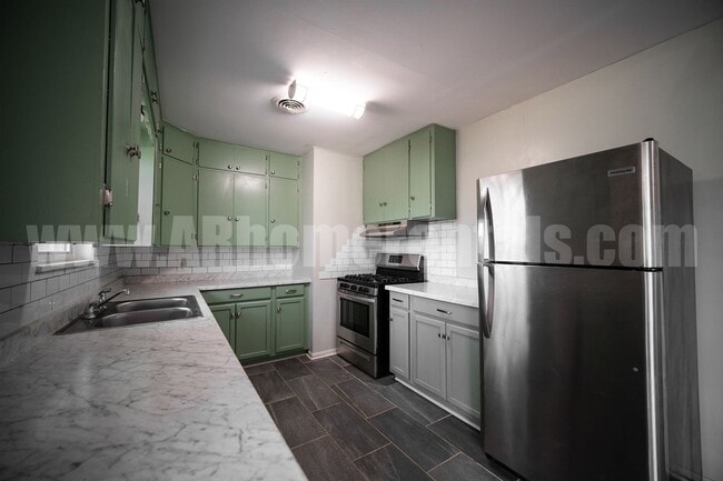 Building Photo - Centrally Located Home!