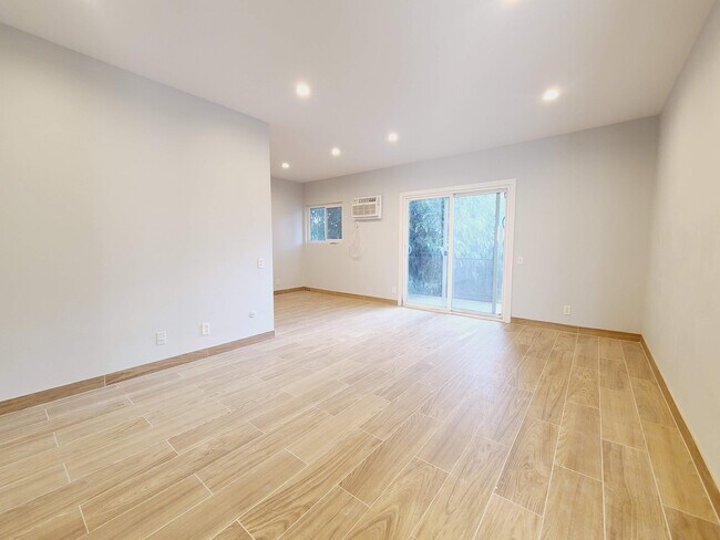 Building Photo - 14547 Saticoy St