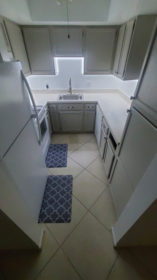 Foto del edificio - 105 S Riverside Dr