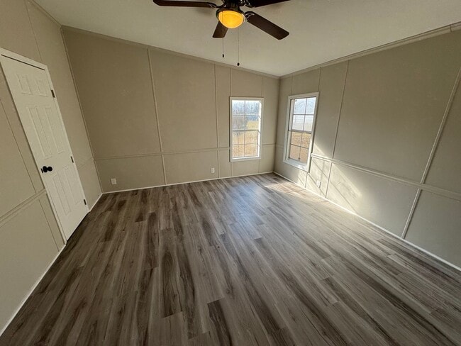 Building Photo - 3 Bed/ 2 Bath Home Off of White Drive