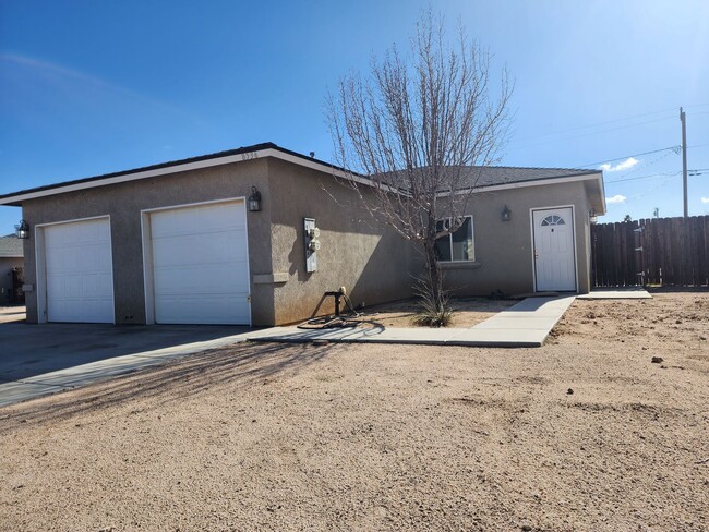 Building Photo - Beautiful 2 bedroom / 1 bathroom unit with...