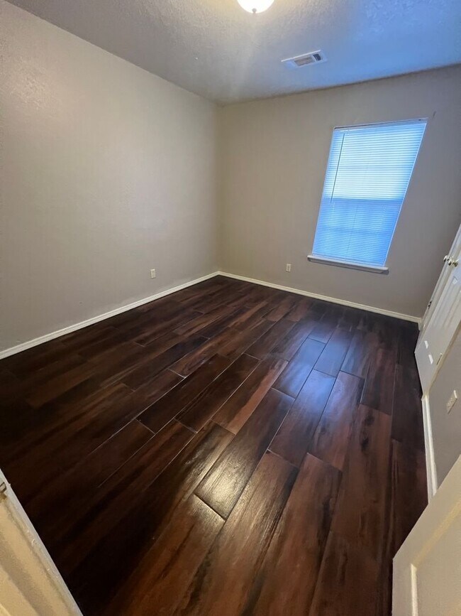 Foto del edificio - 4 Bedroom 1.5 Bath House