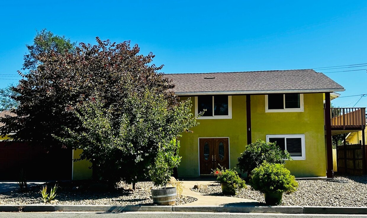 Foto principal - Spacious 4 Bedroom 4 Bath Ojai Home