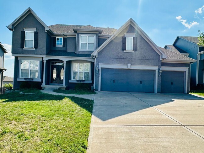 Building Photo - {20067} Custom Built Home in Woodland Mano...
