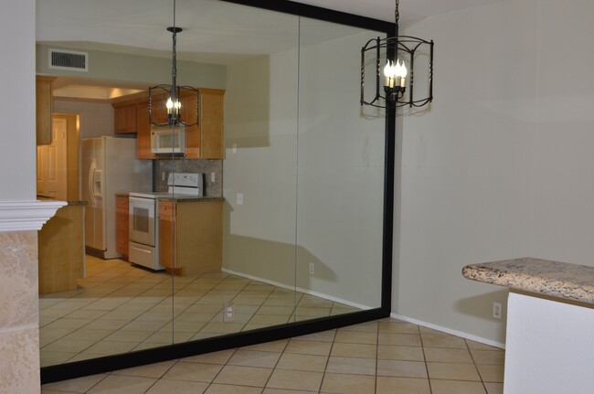 Dining area from kitchen - 521 Montana Ave