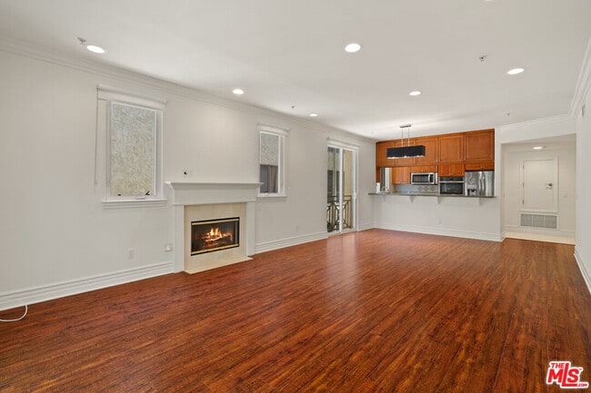 Building Photo - 2306 Fox Hills Dr