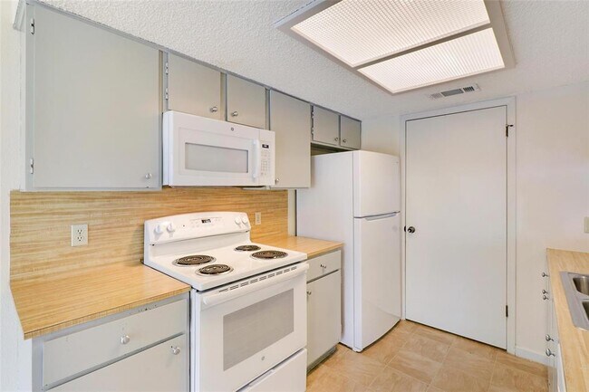 Foto del edificio - 1501 Camp Craft Rd