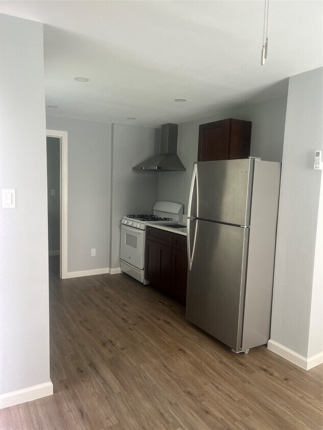 Building Photo - 5404 Pease St