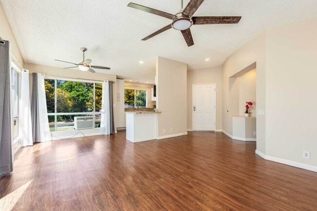 Building Photo - Pets Welcome!  2 bedroom, 2 bathroom single story townhouse