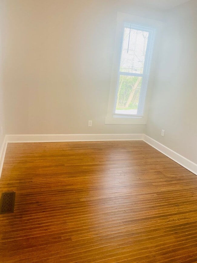 Building Photo - Newley Renovated 4BR - 2BA - South Campus!