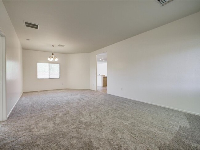 Building Photo - 4 Bed/2 Bath w/ 3 Car Garage and Mountain ...