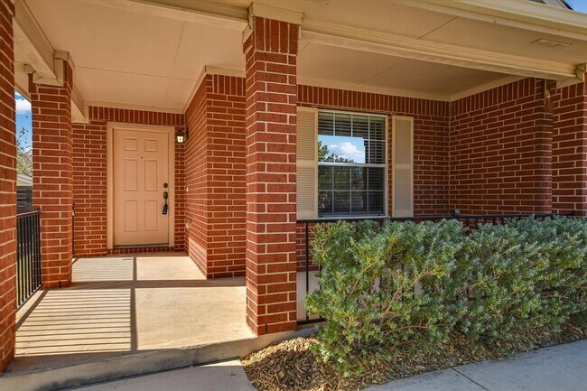 Building Photo - 537 MacKenzie Way