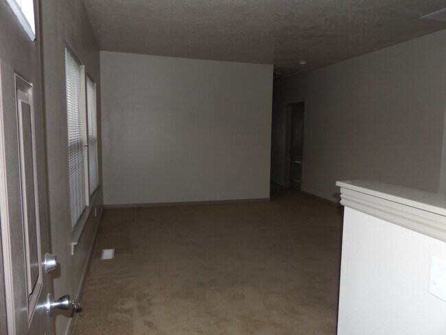 Foto del edificio - Spacious 3 Bedroom, 2 Bathroom Duplex with Two Car Garage and Fenced Yard!