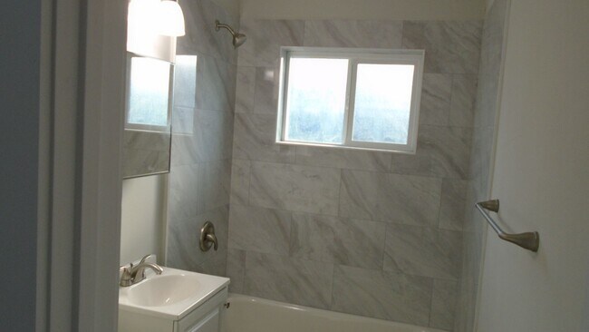 Foto del edificio - Charming Duplex nestled in the Heart of Wi...