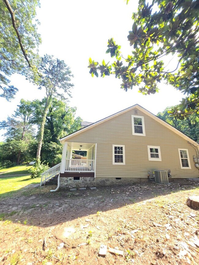 Building Photo - Spacious Single-Family Home in Chattanooga...