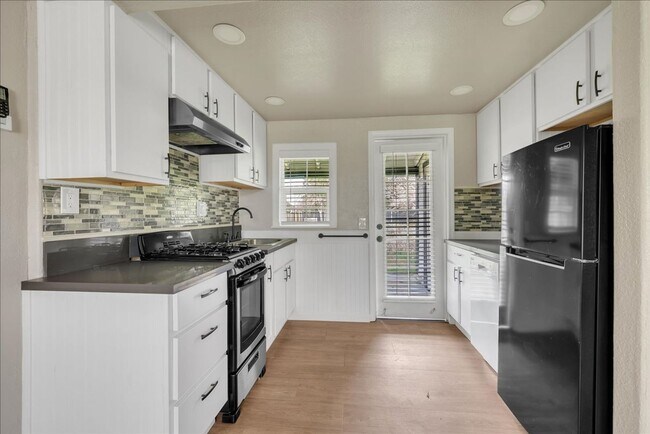 Building Photo - 7717-7717 Cologne Ln