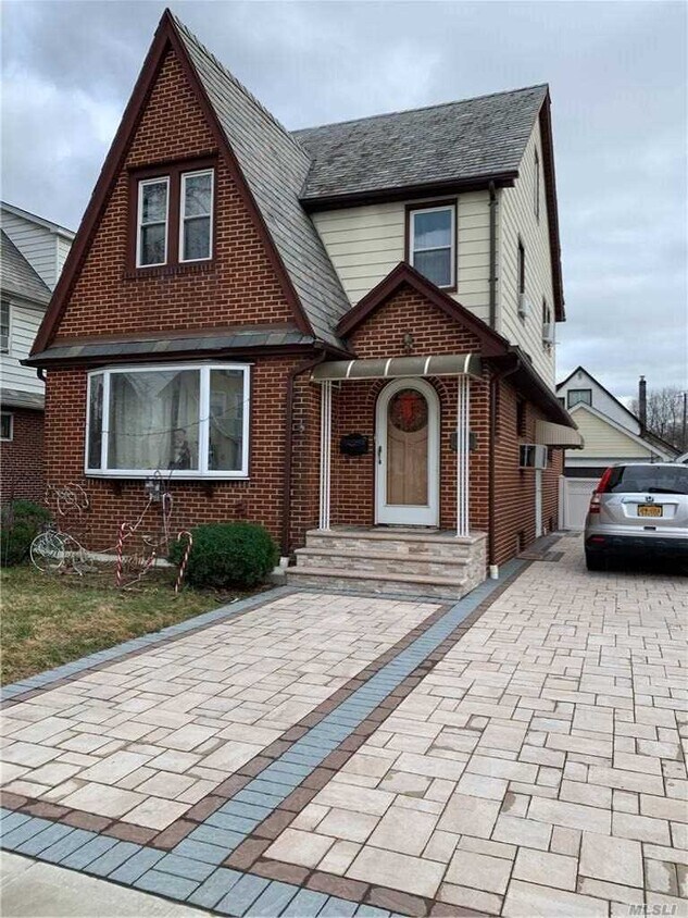 Primary Photo - 2 Huron Rd