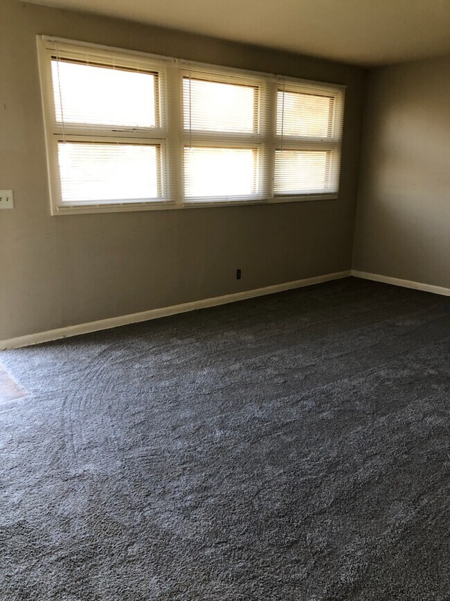 livingroom - 204 Maplewood Trce
