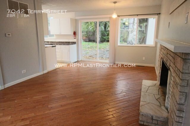 Building Photo - Cute 2bd/1ba w/ a Fenced yard and Deck!