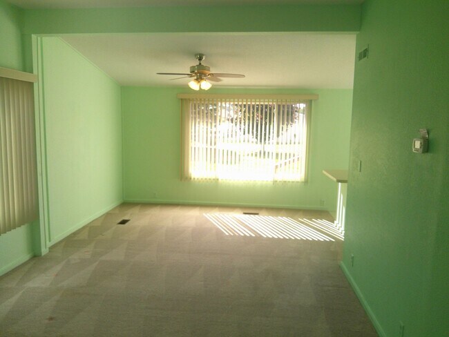 Building Photo - 3 bed/2 bath home w/Central Air