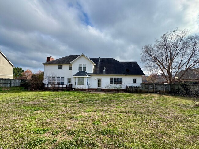 Building Photo - East Fayetteville 7 bedrooms 5 baths, VANDERGRIFF DIST - beautiful spread