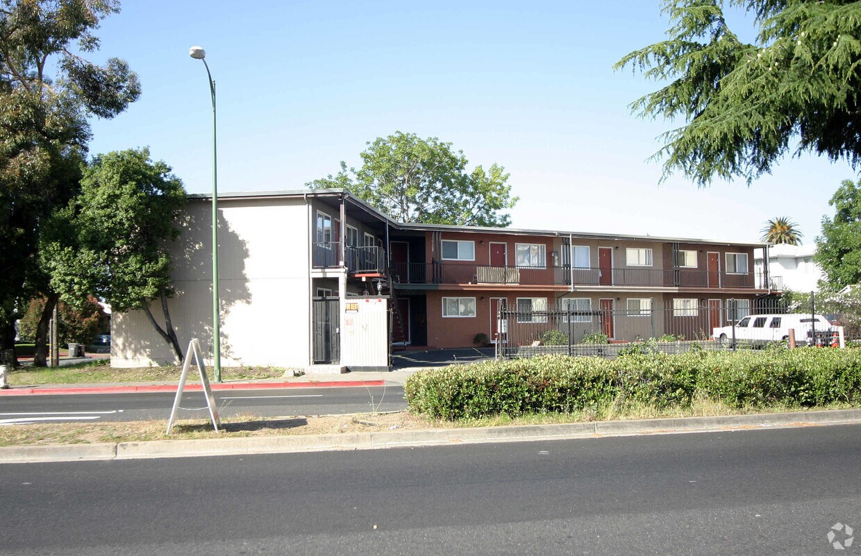 Building Photo - 6689 Bancroft Ave