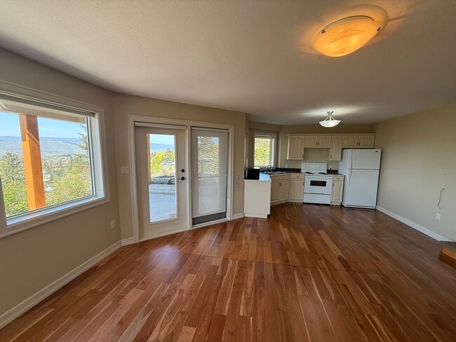 Building Photo - 996 Galiano Rd