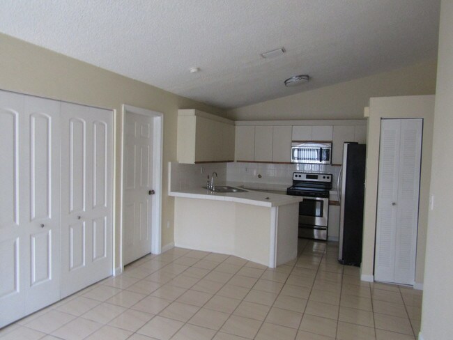 Building Photo - 2600 W 74th Terrace