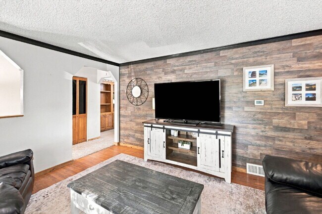 Foto del edificio - Beautiful 4BED/2BA Tri-Level Home in Widefield Country Club Heights