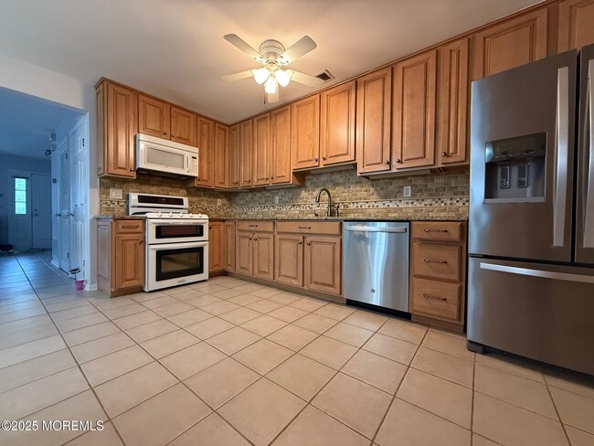 Building Photo - 885 Crimson Ct
