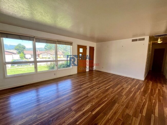 Building Photo - 919 Panorama Dr